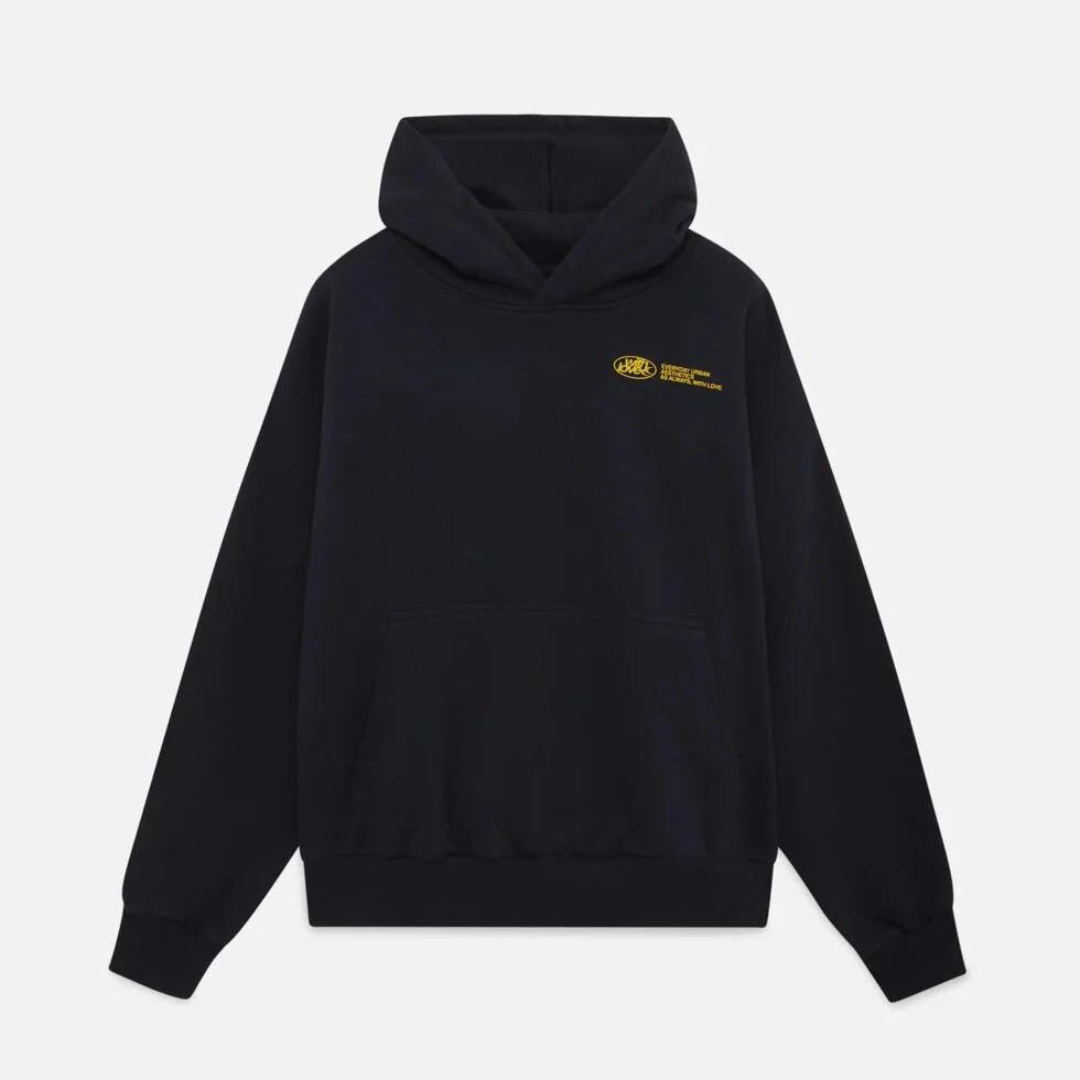 Sort hættetrøje med gul logo på brystet, kængurulomme og ribstrikkede manchetter. Perfekt til casual streetwear og komfortabel hverdagsstil.
