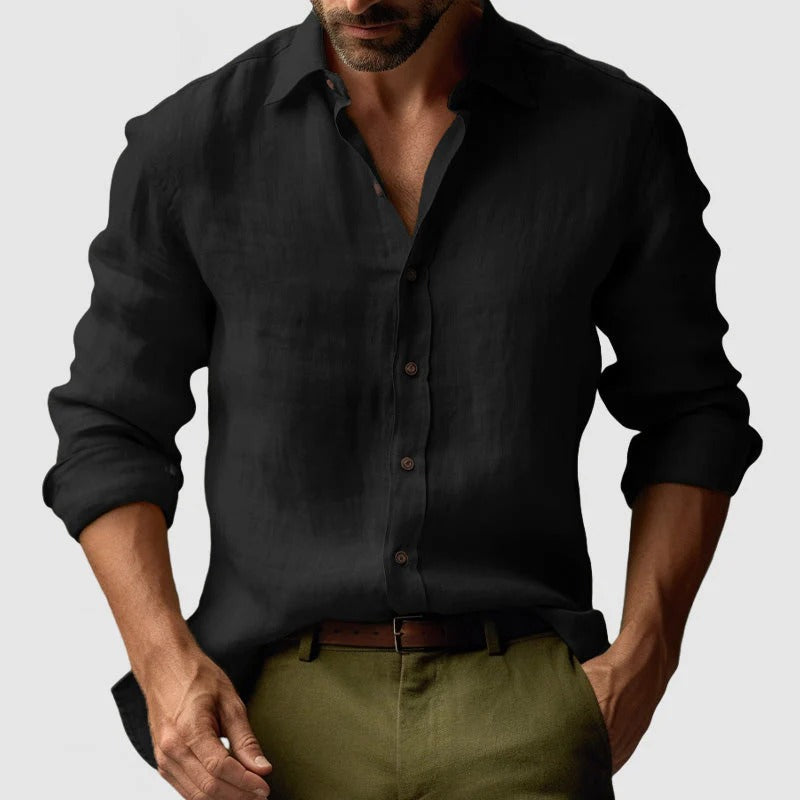 Mand iført sort skjorte og olivengrønne bukser, stilfuldt herretøj, moderne mode, afslappet look, langærmet skjorte, trendy outfit.
