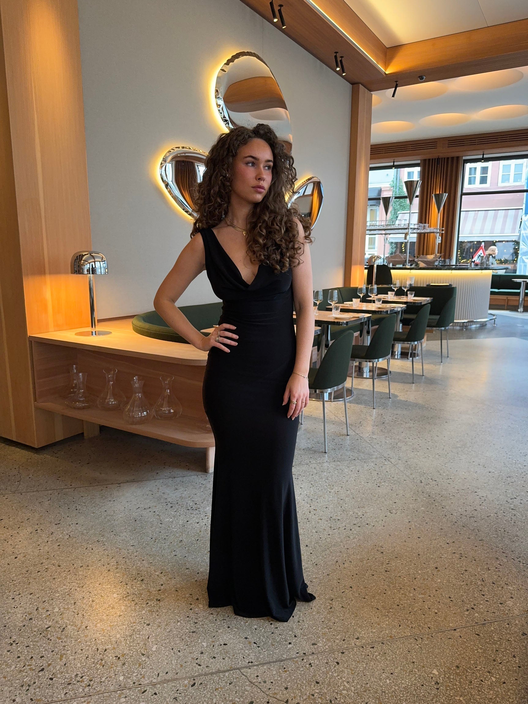 Vestido maxi elegante para mulher com racha e corte justo