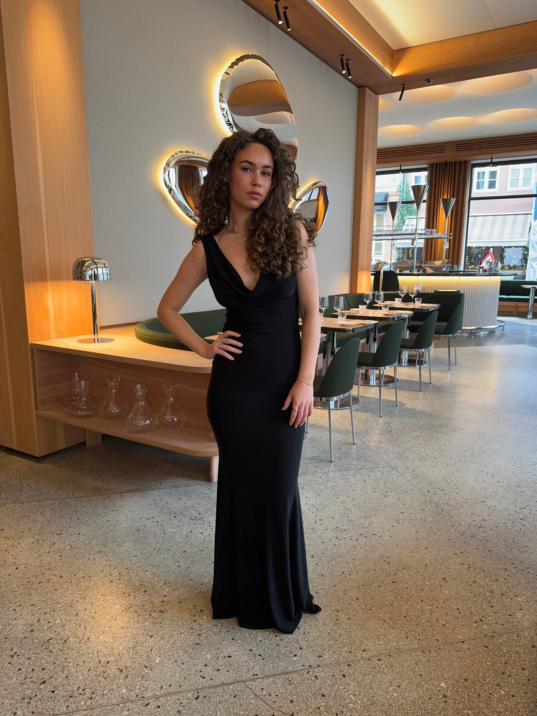 Vestido maxi elegante para mulher com racha e corte justo