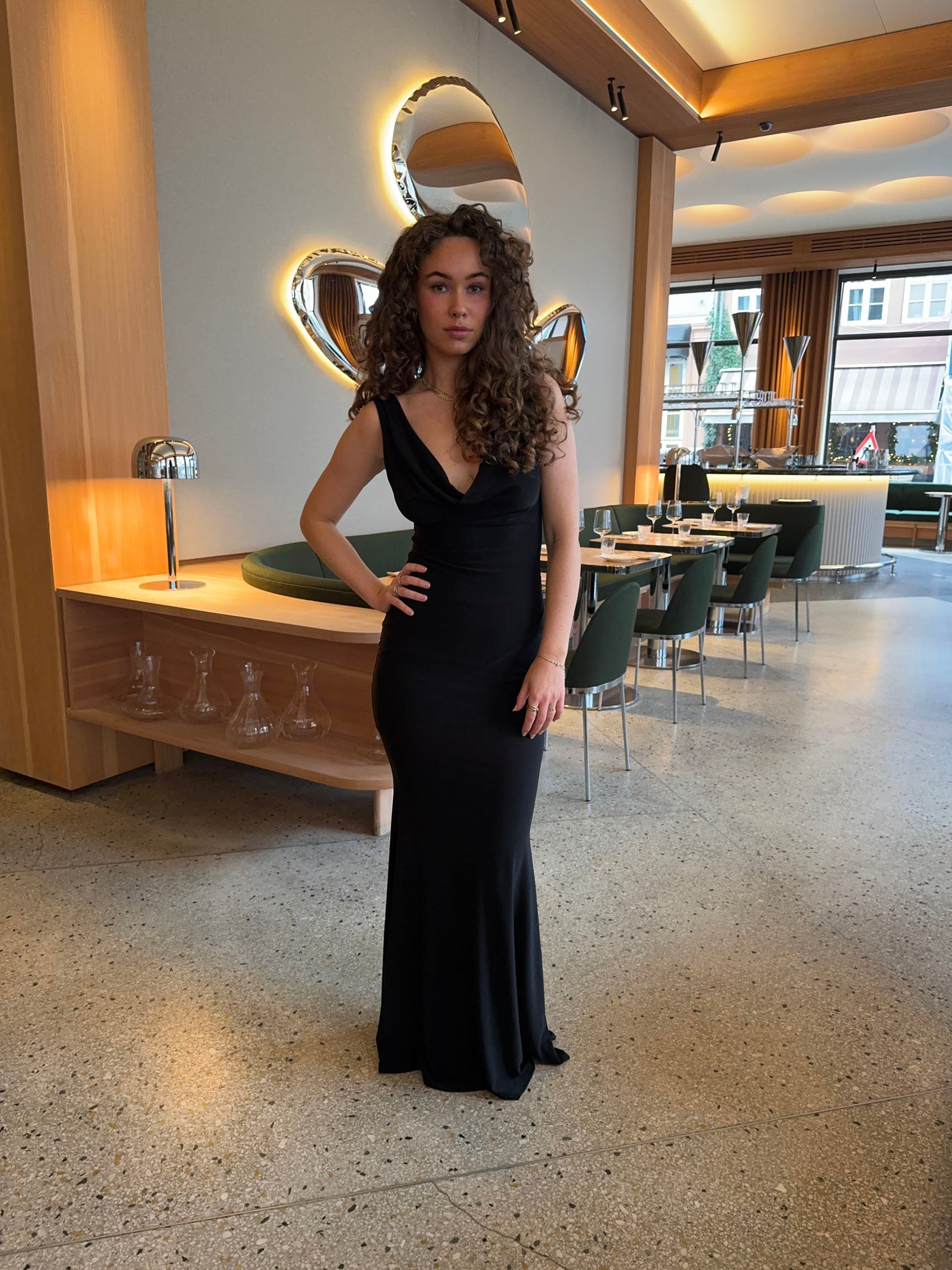 Vestido maxi elegante para mulher com racha e corte justo