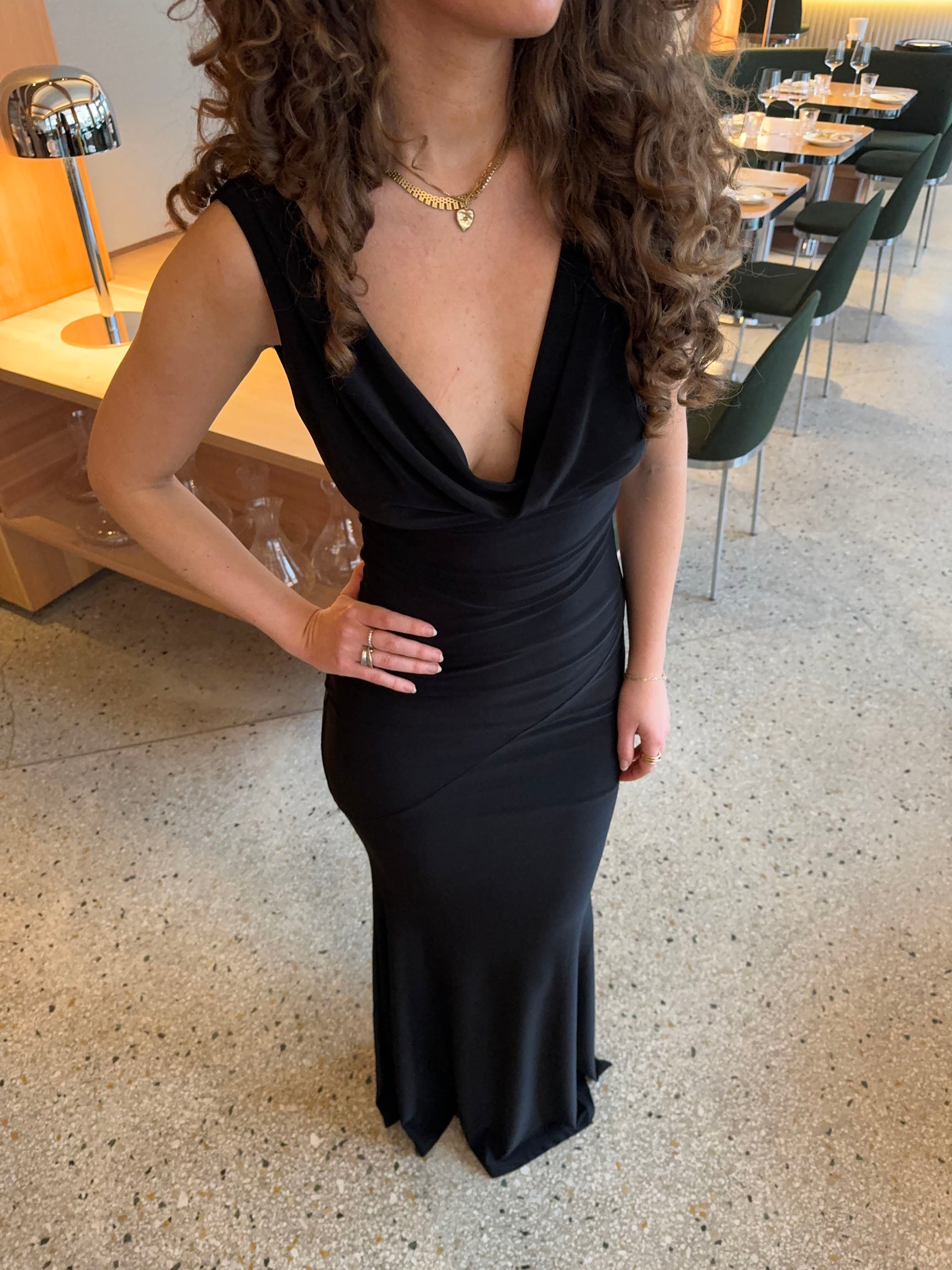 Vestido maxi elegante para mulher com racha e corte justo