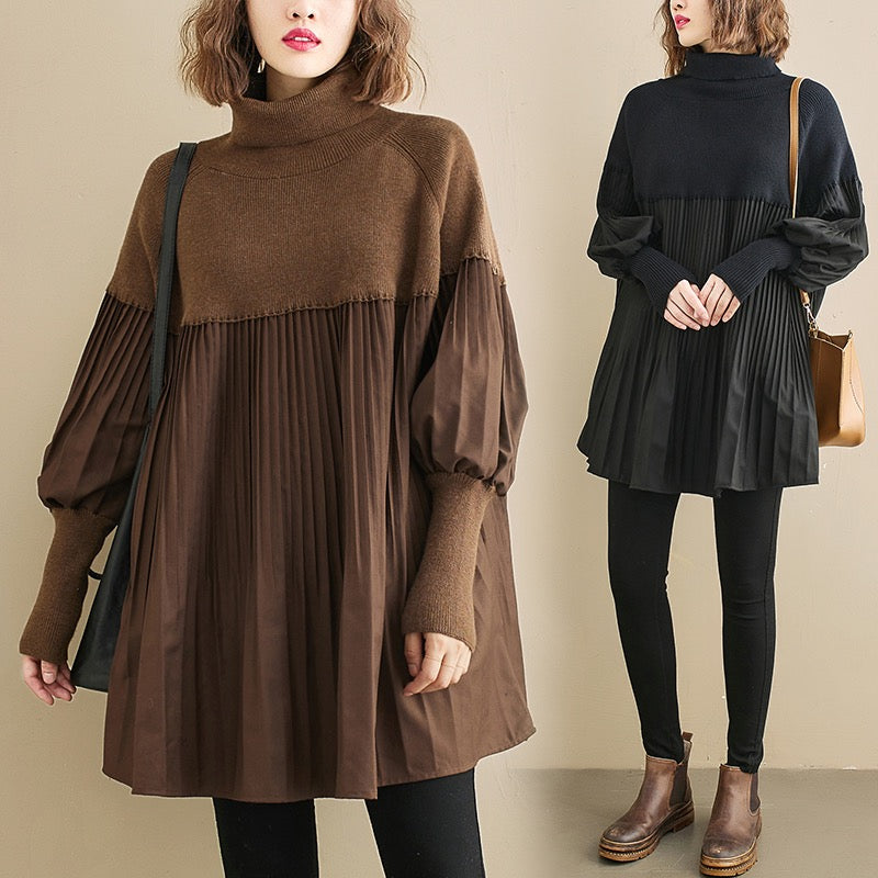 To kvinder iført moderne, løstsiddende tunikaer med plisserede nederdele og lange ærmer. Perfekt til efterårsmode, kombineret med leggings og støvler.