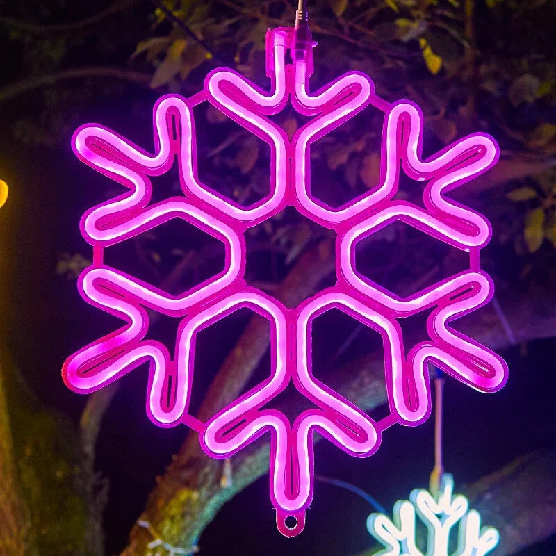 Lysende lyserød neon snefnug dekoration hængende på træ, natbelysning, vinterudsmykning, julepynt, udendørs festlys.