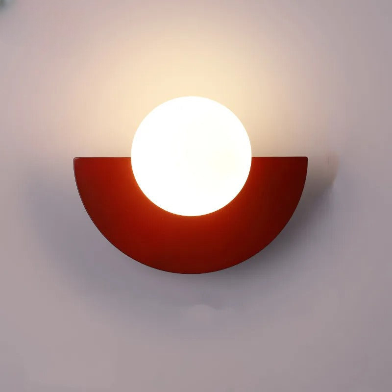 Rød halvmåneformet væglampe med rund, lysende pære, moderne design, indendørs belysning, minimalistisk stil, energibesparende LED.