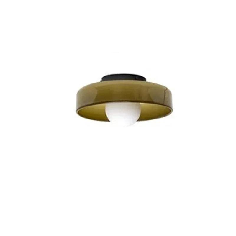 Moderne loftlampe i olivengrøn med rund skærm og hvid pære. Stilfuldt design til hjemmet, ideel til stue eller køkkenbelysning.