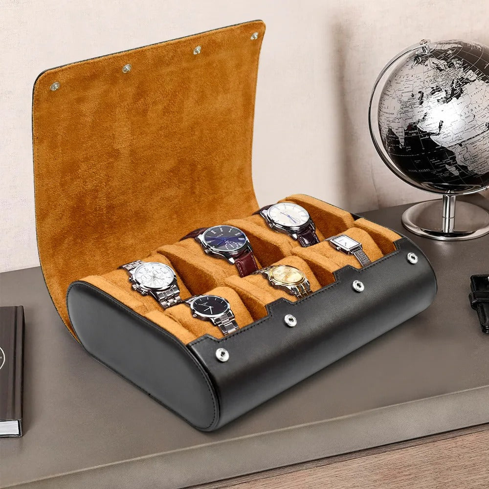 Luksuriøs urkasse i læder med plads til seks ure, åben på et skrivebord ved siden af en globus. Perfekt til opbevaring og beskyttelse af armbåndsure.
