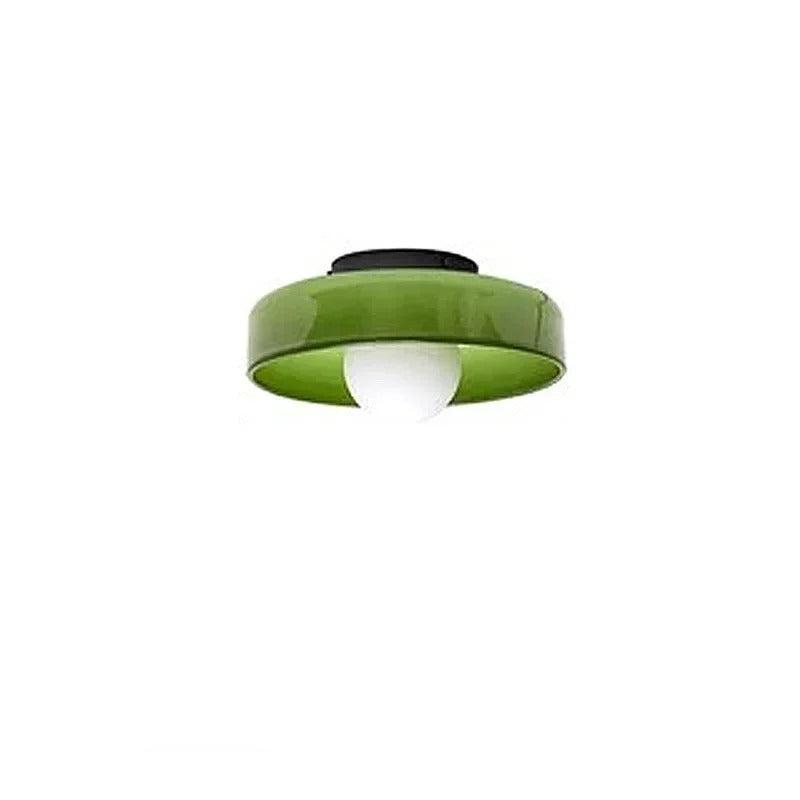 Grøn loftlampe i moderne design med rund skærm og hvid pære. Stilfuld belysning til hjemmet, ideel til stue eller køkken.