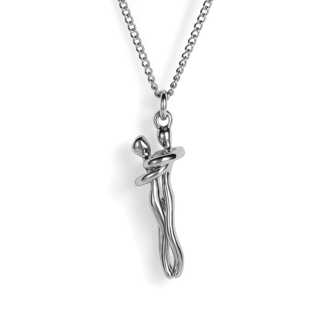 Sølvhalskæde med moderne, abstrakt vedhæng i form af to omfavnende figurer. Elegant smykke til kvinder, perfekt til gave eller daglig brug.