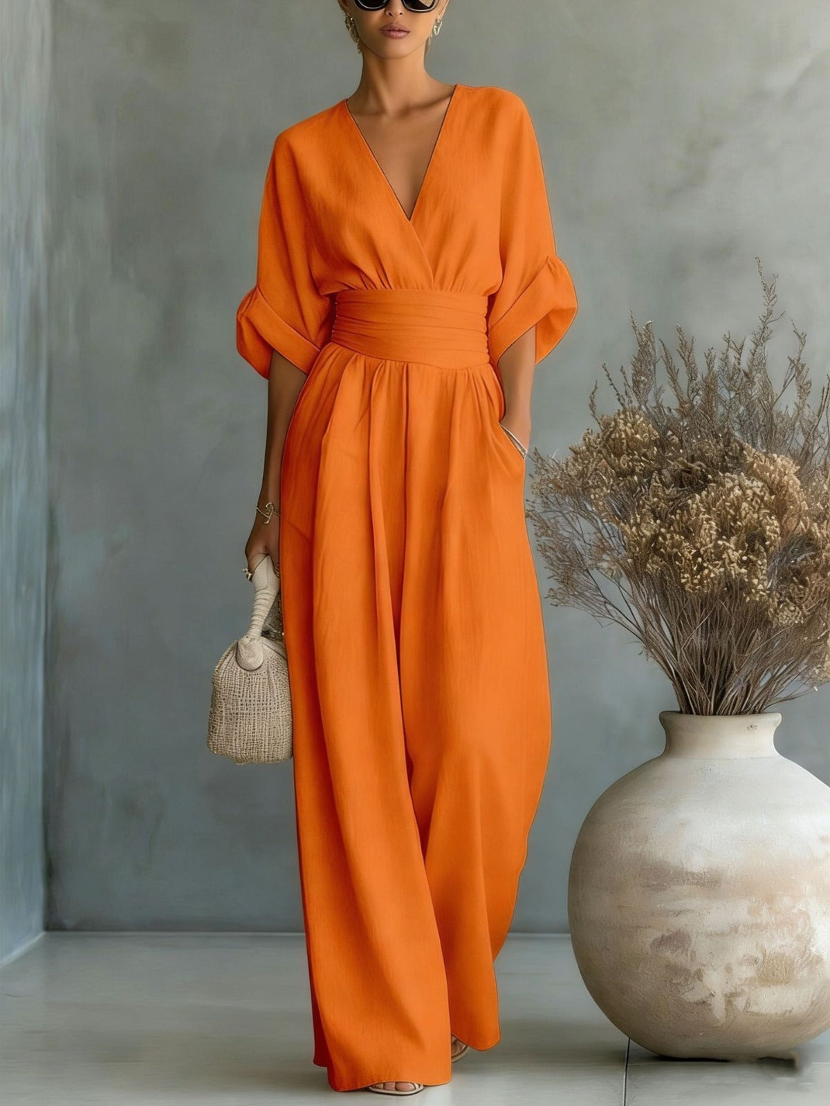Elegant jumpsuit med dyb V-udskæring og brede ben