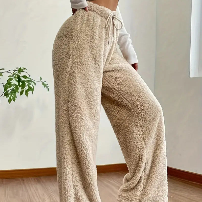 Beige fleecebukser til kvinder, komfortabelt loungewear, høj talje, blødt materiale, perfekt til afslapning derhjemme, moderne hyggetøj.