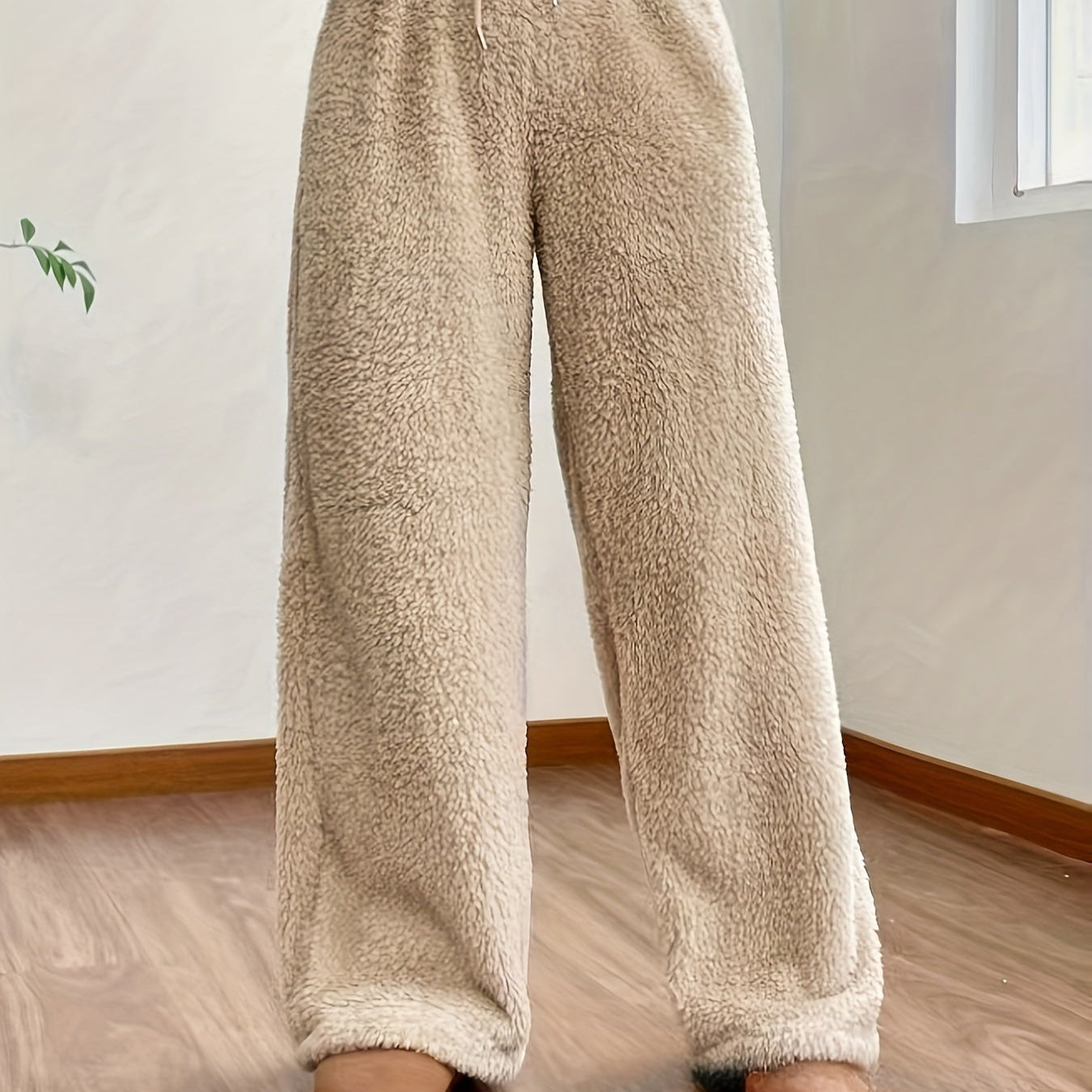 Beige fleecebukser til kvinder, komfortabelt og stilfuldt design, perfekt til afslapning derhjemme. Bløde, varme og trendy hyggebukser.
