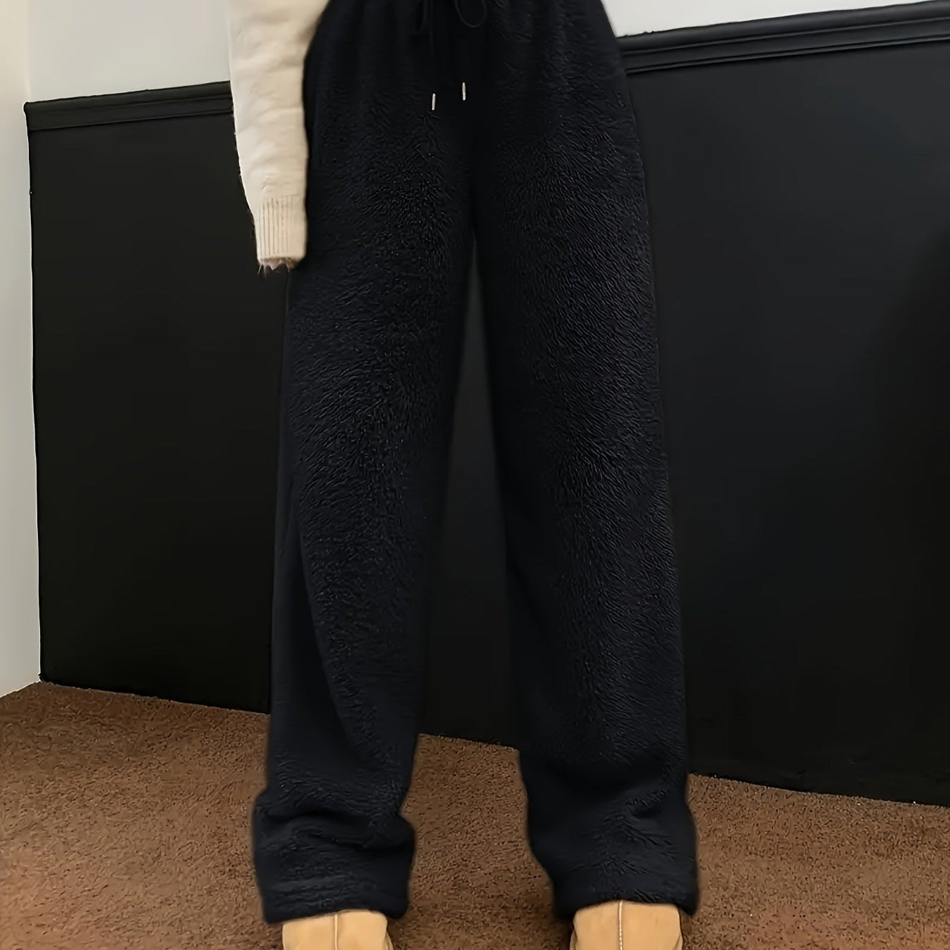 Sort fleecebukser til kvinder, komfortabelt design, vintermode, afslappet stil, blød tekstur, trendy tøj, perfekt til koldt vejr.