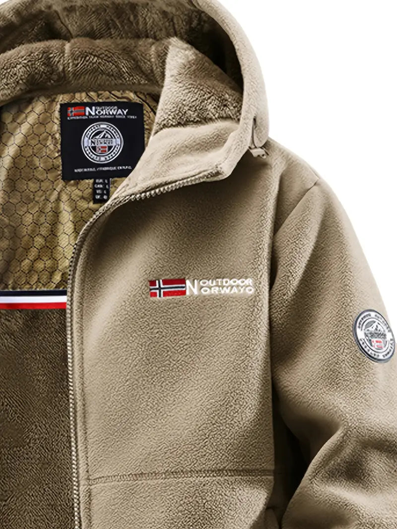 Beige fleecejakke med hætte, norsk flag og Outdoor Norway-logo. Ideel til udendørsaktiviteter. Komfortabel og varm jakke til friluftsliv.