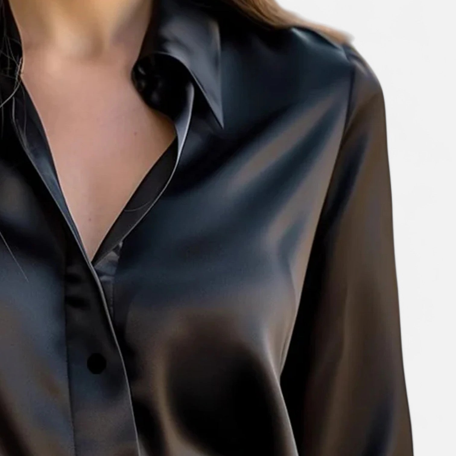 Sort silkeskjorte til kvinder, elegant design med skinnende finish. Perfekt til modebevidste, stilfulde outfits. Ideel til både hverdag og fest.