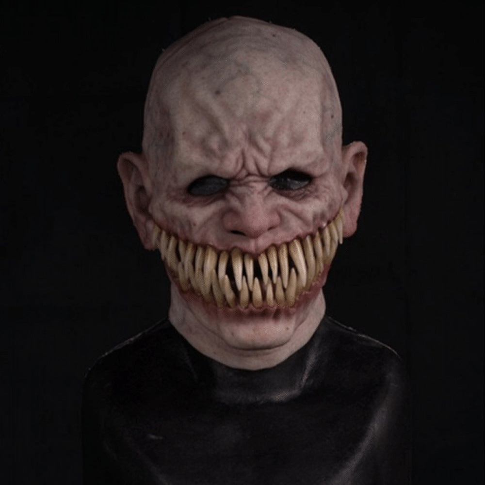 Skræmmende maske med skarpe tænder og uhyggeligt ansigt, perfekt til Halloween eller gyserkostumer. Realistisk design, sort baggrund.