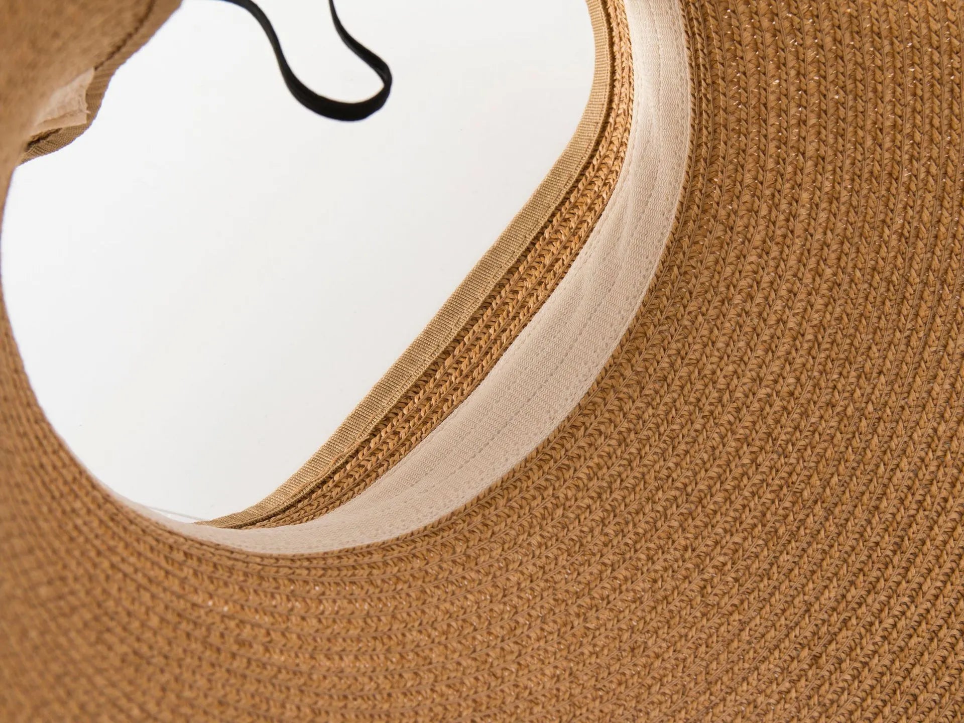 Brun stråhat med bred skygge og sort bånd, elegant design, sommermode til kvinder, perfekt til solbeskyttelse og stilfuldt strandtilbehør.