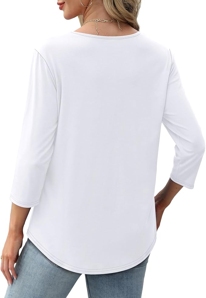 Kvinde iført hvid bluse med trekvartærmer, set bagfra. Blusen er kombineret med lyseblå jeans. Casual mode, stilfuldt hverdagslook.