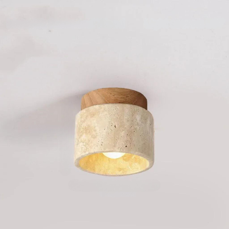 Moderne loftlampe i træ og sten, minimalistisk design, energibesparende LED-belysning, ideel til skandinavisk indretning.