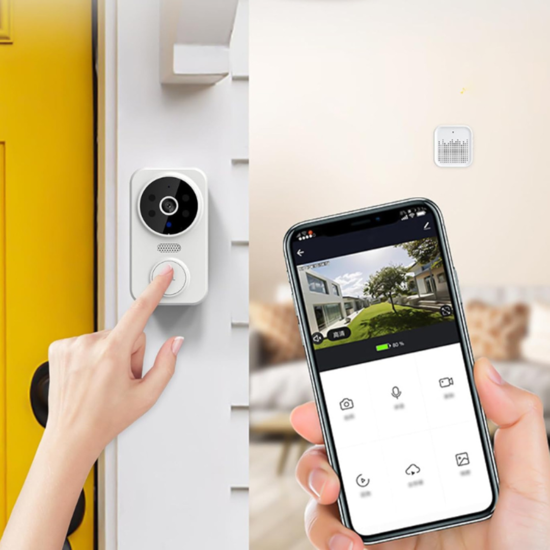 Smart dørklokke med kamera ved gul dør, hånd trykker på knap. Smartphone viser live videoovervågning. Trådløs sikkerhedsteknologi.