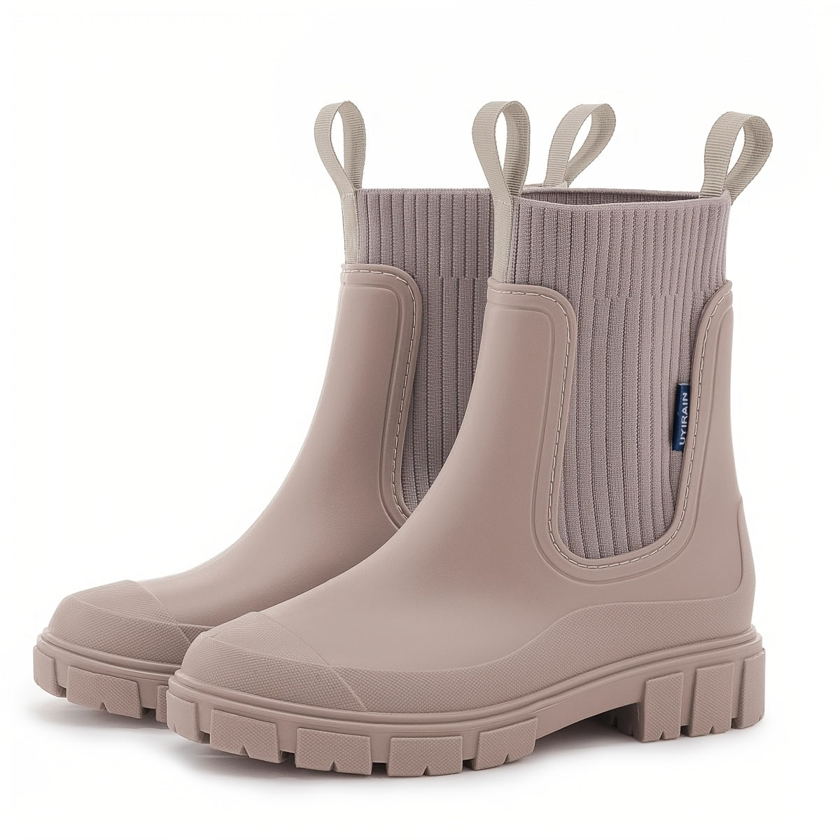 Beige gummistøvler med ribbet skaft og kraftig sål, designet til kvinder. Vandtætte støvler til udendørs brug, ideelle til regnvejr og havearbejde.