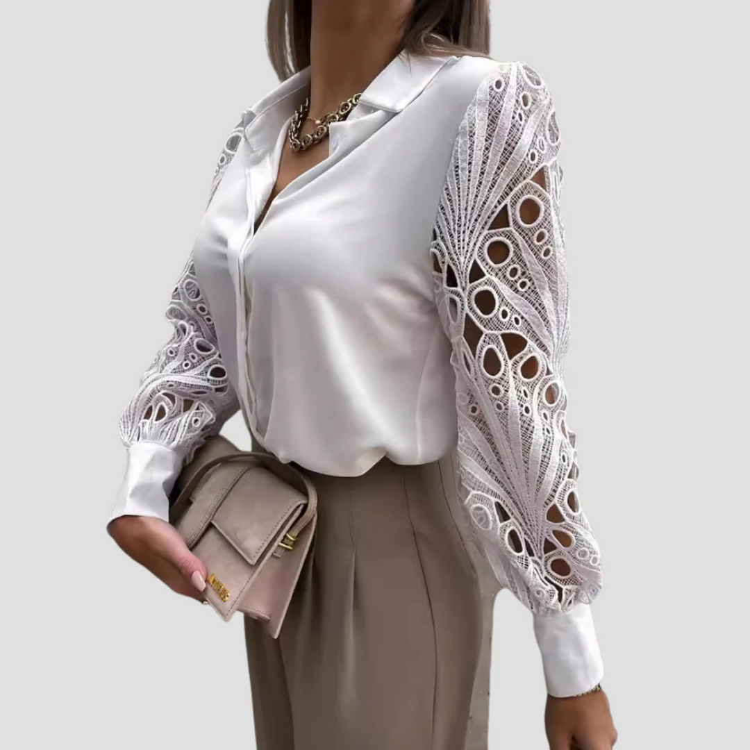 Hvid bluse med elegante blondeærmer, bæres af kvinde med beige bukser og taske. Perfekt til stilfuldt kontorlook. Mode, damebeklædning, elegant stil.