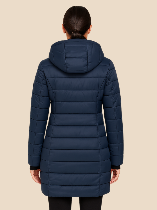 Kvinde iført mørkeblå, lang, quiltet vinterjakke med hætte, set bagfra. Varm og stilfuld jakke til vinterbrug.