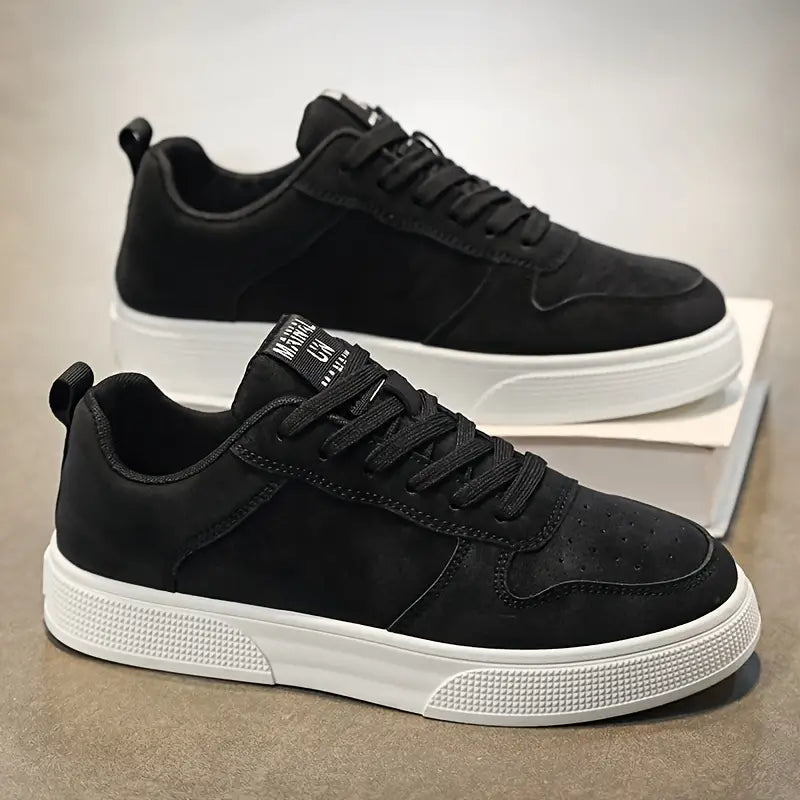 Sort sneakers med hvid sål, moderne design, snørebånd og komfortabel pasform. Perfekt til hverdagsbrug og sport. Unisex sko i høj kvalitet.