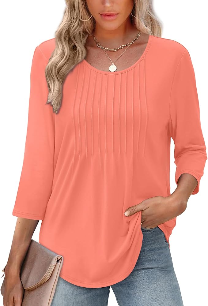 Kvinde iført koralfarvet bluse med trekvartærmer og plisseret front, holder en brun clutch. Perfekt til forårsmode og casual stil.