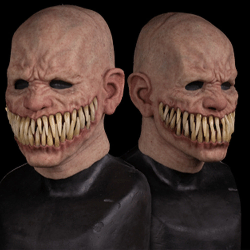 Tohovedet monster med skarpe tænder og sort tøj. Skræmmende maske, Halloween kostume, horror rekvisit. Realistisk design, uhyggelig effekt.