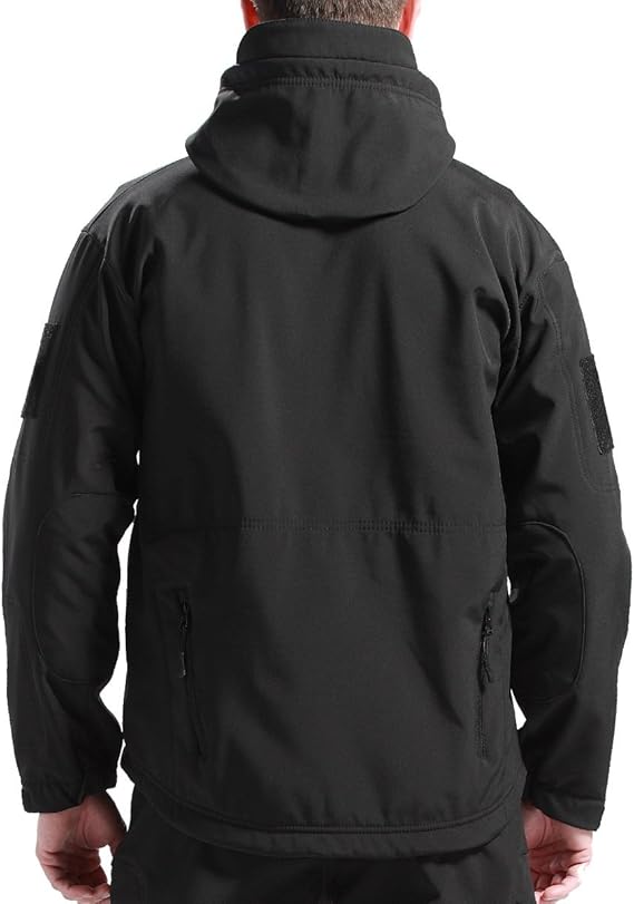 Mand iført sort softshell-jakke set bagfra, med hætte og lynlåslommer. Vindtæt og vandafvisende jakke til udendørsaktiviteter.