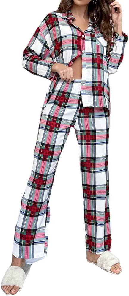 Kvinde iført rød, hvid og sort ternet pyjamas med lange ærmer og bukser, samt hvide hjemmesko. Komfortabelt nattøj til kvinder.
