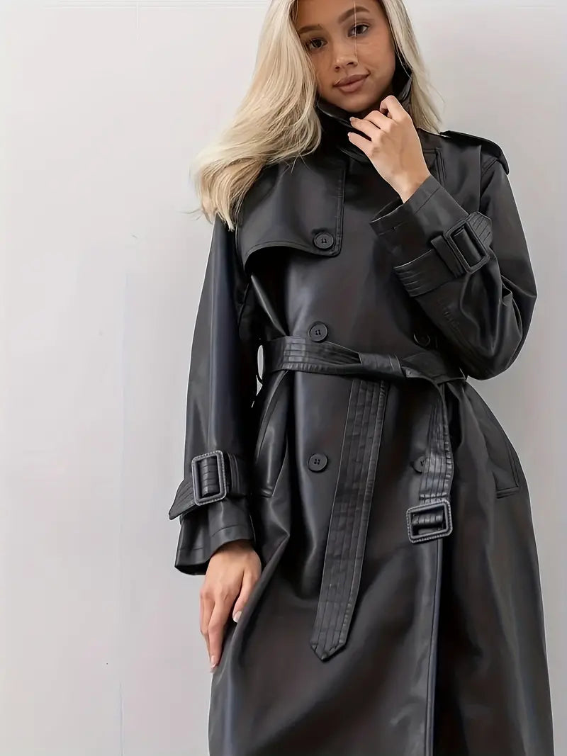 Kvinde iført sort læder trenchcoat med bælte og store knapper, moderne mode, stilfuldt design, elegant overtøj, trendy look.