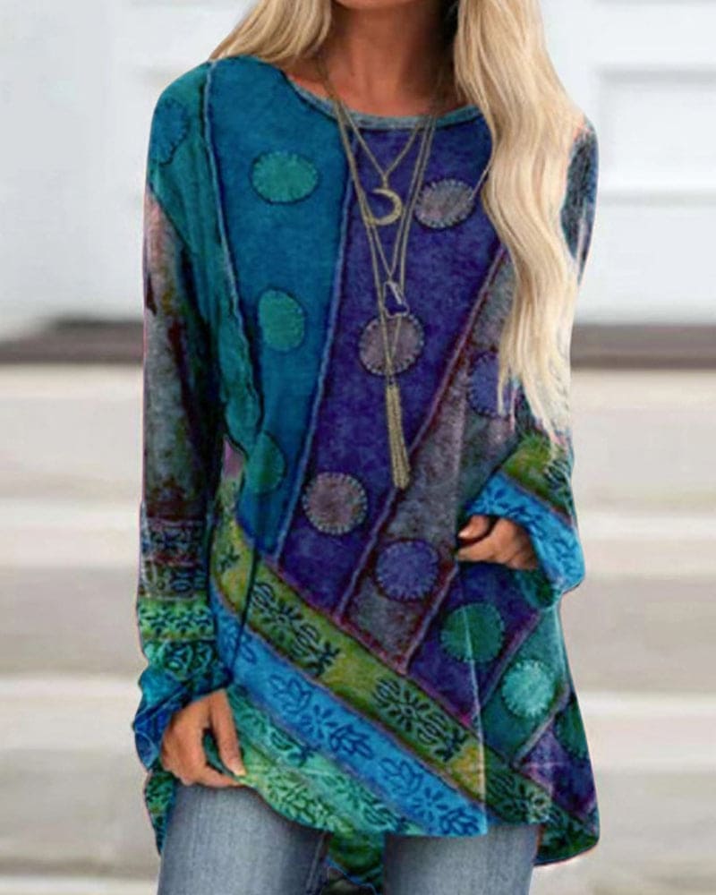 Kvinde iført farverig boheme tunika med geometriske mønstre og lange ærmer. Perfekt til afslappet stil.