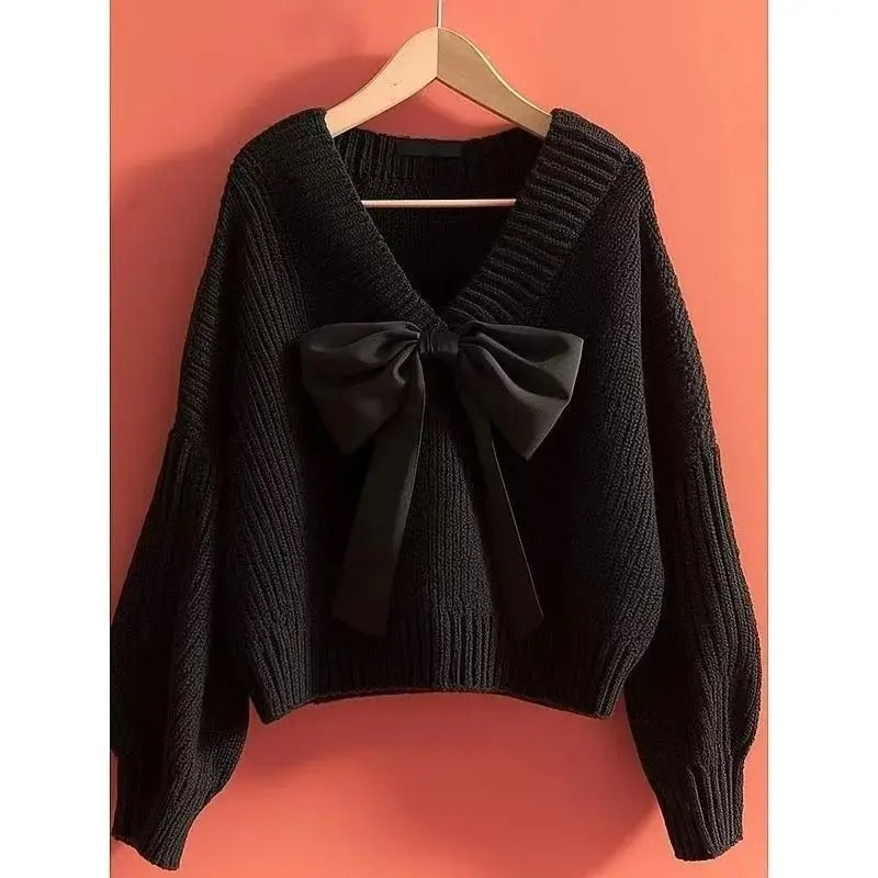 Damski sweter z dekoltem w serek i dużą kokardą - elegancki pulower z rękawami typu nietoperz