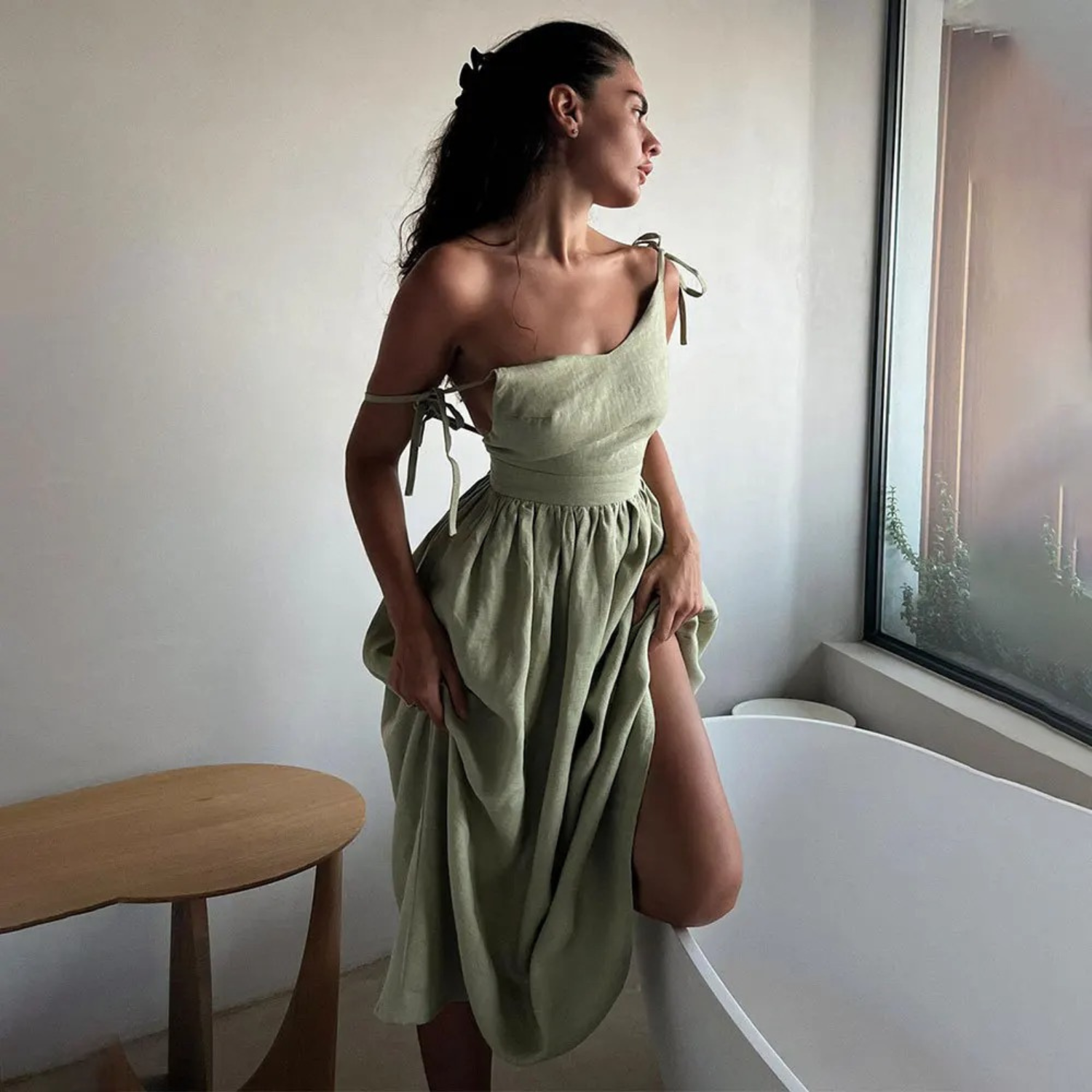 Vestido midi de malha para mulher com corte justo e gola alta