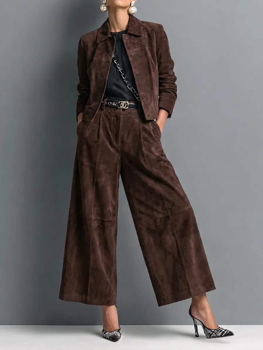 Conjunto marrón oscuro con chaqueta de ante sintético y pantalones de pernera ancha