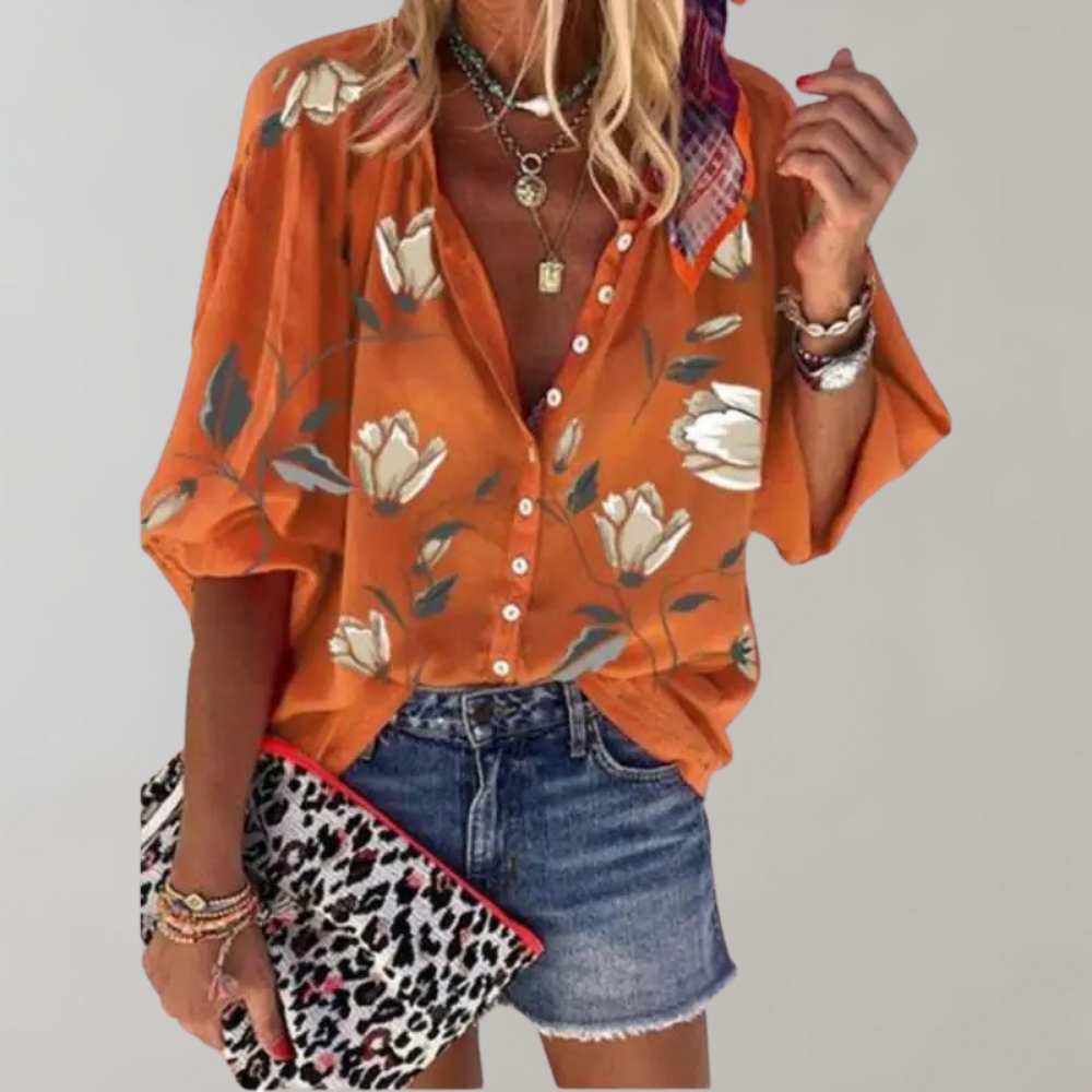 Kvinde iført orange blomstret skjorte, denimshorts og leopardmønstret taske. Mode, sommerstil, trendy tøj, afslappet look.