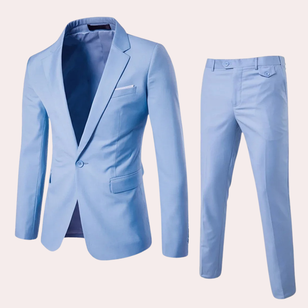 Lyst blå jakkesæt til mænd, bestående af blazer og bukser. Stilfuldt og moderne design, perfekt til formelle begivenheder og kontorbrug.