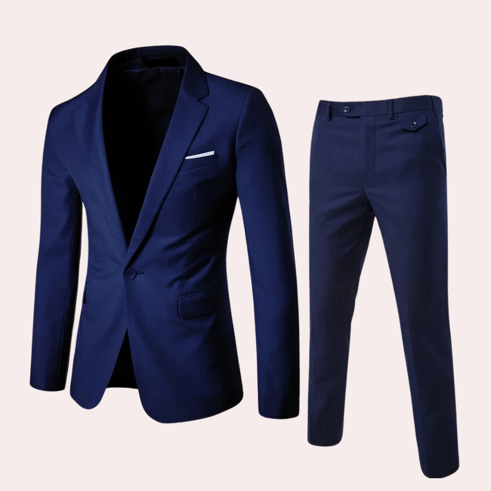 Mørkeblåt jakkesæt til mænd, bestående af en elegant blazer og matchende bukser. Perfekt til formelle begivenheder og forretningsmøder.