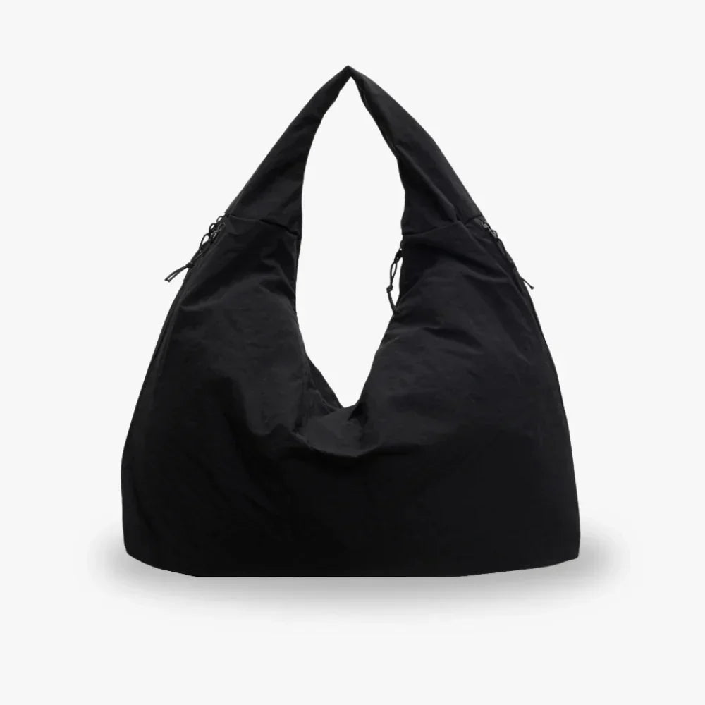 Sort hobo-taske i minimalistisk design, lavet af slidstærkt materiale. Perfekt til hverdagsbrug. Trendy og rummelig skuldertaske til kvinder.