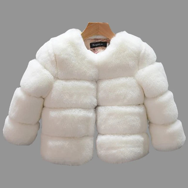 Hvid faux pelsjakke til kvinder på bøjle, elegant og stilfuld vintermode. Perfekt til kolde sæsoner. Luksuriøs og trendy beklædning.