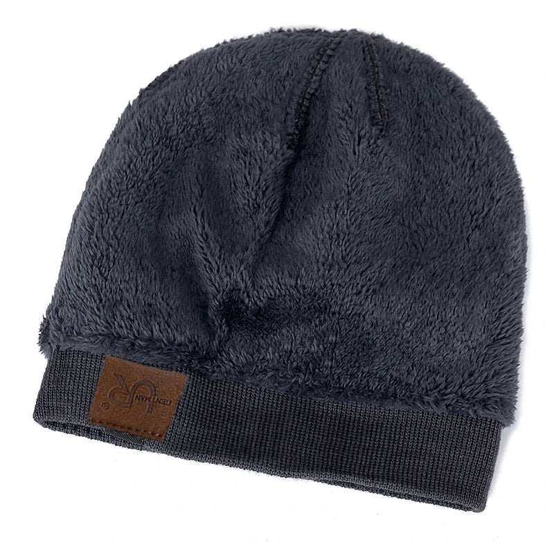 Grå fleece hue med lædermærke, vintertilbehør, varm og blød, unisex design, perfekt til kolde vejrforhold, stilfuld og praktisk hovedbeklædning.