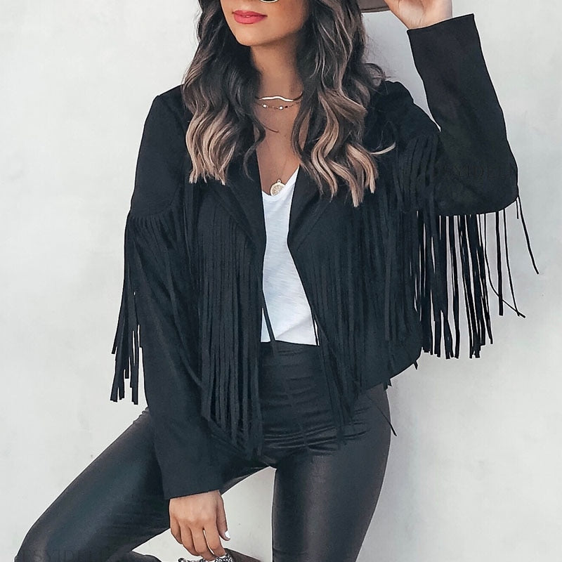 Kvinde iført sort frynsejakke, hvid top og sorte læderbukser. Trendy mode, casual stil, moderne outfit, stilfuldt tøj til kvinder.