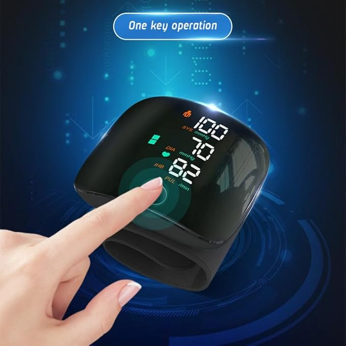 Digitalt blodtryksapparat med LED-display, der viser puls og blodtryksmålinger. En finger trykker på en knap for nem betjening.