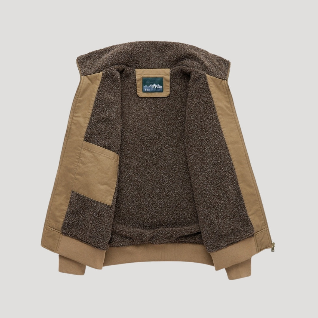 Brun herrejakke med teddyfor, åben front, ribstrikkede manchetter og krave. Perfekt til vintermode og udendørs brug. Komfortabel og stilfuld.