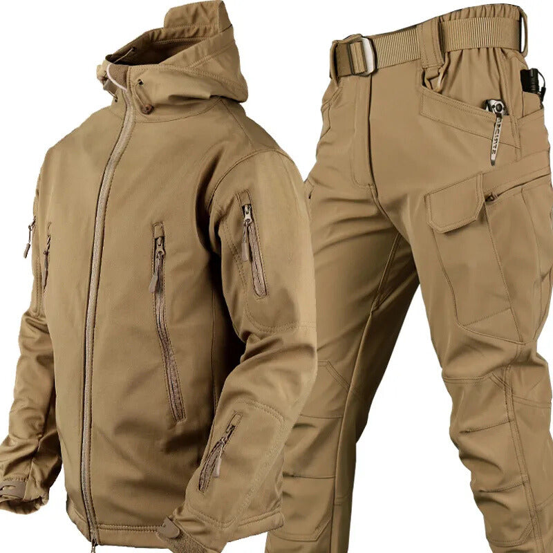 Taktisk jakke og bukser i beige med lynlåslommer og justerbar talje, ideel til udendørsaktiviteter og militærbrug. Slidstærkt og funktionelt design.