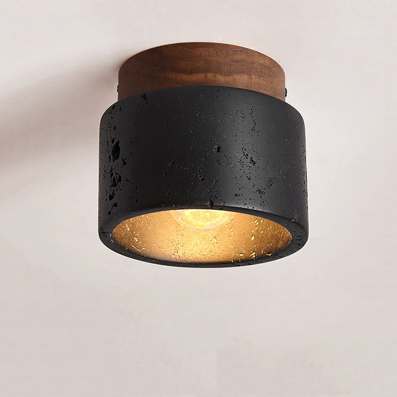 Moderne loftlampe i sort beton med trædetaljer, minimalistisk design, ideel til stue eller køkken. Energibesparende belysning.