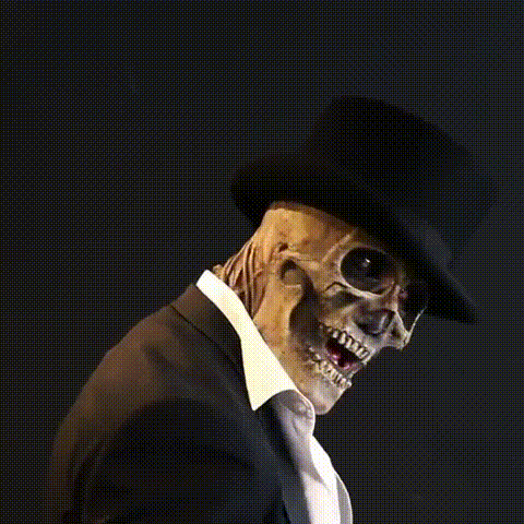 Squelette en costume noir et chapeau haut de forme, lunettes de soleil, sur fond sombre. Halloween, déguisement effrayant, style macabre.