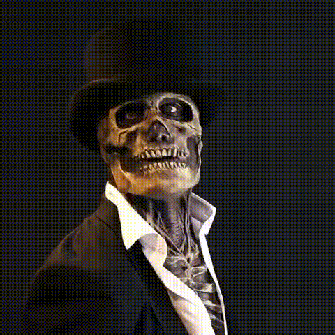 Homme squelette en costume noir et chapeau haut de forme, fond sombre. Look Halloween, déguisement effrayant, ambiance macabre.